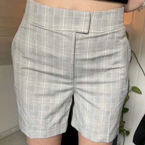 Kostymshorts - Rutiga och insydda i midjan, köpta secondhand💖