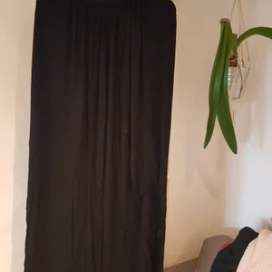 Full length black skirt - Full length black skirt, from Boohoo. The skirt has an elastic waistband and is made out of Jersey material. Worn it once as an acting skirt.