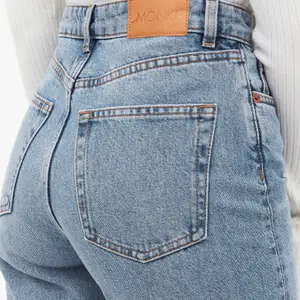 trendiga blå vida jeans från Monki i modellen yoko. jag har klippt av ca 5 cm då de var för långa för mig som är 155 cm. perfekt till nån som är 150-160 cm! endast använda en gång så i nyskick.