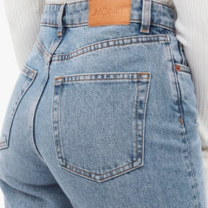 vida Monki jeans  - trendiga blå vida jeans från Monki i modellen yoko. jag har klippt av ca 5 cm då de var för långa för mig som är 155 cm. perfekt till nån som är 150-160 cm! endast använda en gång så i nyskick.