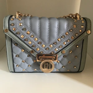 River island väska - I bra skick och köp nu för 100kr plus frakt. 