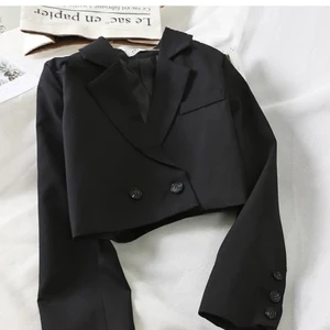 Croppad kavaj - Säljer min fina croppade kavaj som är lik den från Djerf Avenue