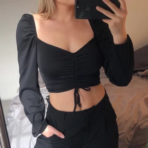 Fin svart topp😍 - Festlig topp från H&M, använt 1-2 gånger så den är i fint skick💕💕 köparen står för frakt 