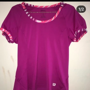 Tränings T-shirt från Wilson storlek S - Tenniströja/träningströja från Wilson i storlek S. Rosa, figursydd, klockad och i mycket fint skick. 