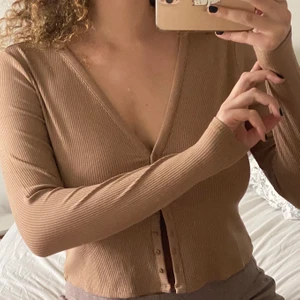 skön topp - Skön beige topp från H&M som endast är testad, storlek L men passar även mindre beroende på hur man vill att den ska sitta🤎🤍 frakt: 57kr