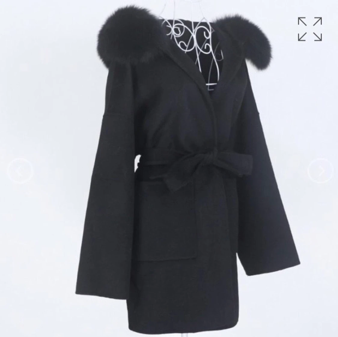 Svart kappa med äkta rävpäls 