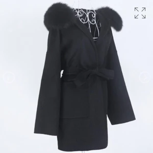 Svart kappa med äkta rävpäls  - En svart kappa med äkta räv päls i storlek S, kappan är over sized väldigt fin men säljs pågrund utav att jag har köpt en ny, kappan är använd i ungefär 3 månader så den är i nytt skick och den är köpt från en instagram sida ordinarie priset för kappan är 2125 kr men jag säljer den för 1500. Pris kan diskuteras vid snabb affär. 