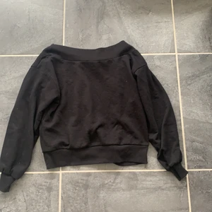 Sweatshirt  - Säljer denna sjukt snygga sweatshirt för att ja har använt mycket. Kom privat för mer bilder. Står att de är storlek 146/152 men ja skulle säga att de är xs/s🌸frakt ingår inte 