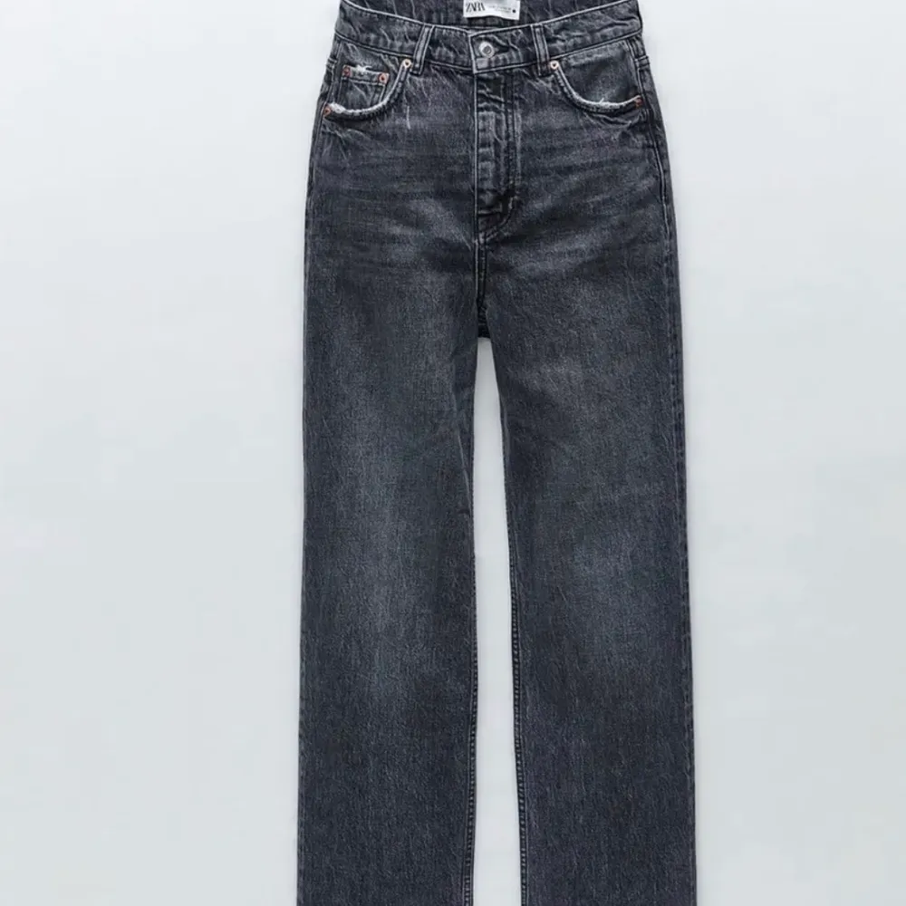 Säljer mina oanvända zara jeans då de var alldeles för små 🥺🤍 långa i benen . Jeans & Byxor.