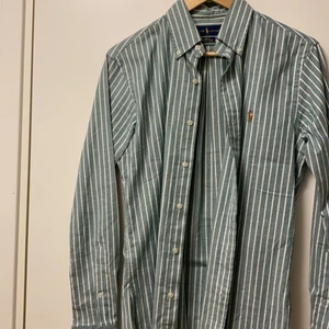 Ralph Lauren skjorta  - Säljer en Ralph Lauren skjorta i nyskick. Slim fit passform 