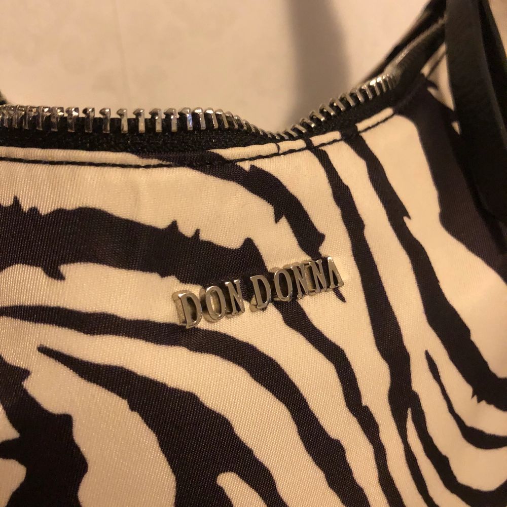 Zebramönstrad väska från don donna som är väldigt rymlig med innerfack. Använd 1-2 gånger därav mycket bra skick men den kommer inte till användning. Nypris 499kr💖💕. Väskor.