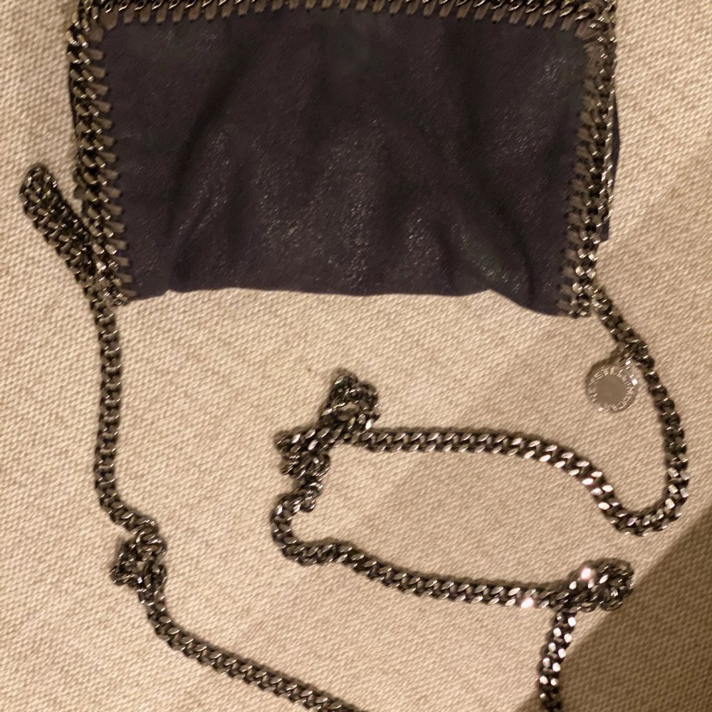 Navy Cross body bag, original. Sparsamt använd, gott skick. Nypris: 6359kr. Väskor.