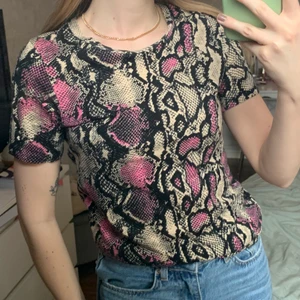 T-shirt med ormskinnsmönster - Säljer denna t-shirt från Gina tricot i storlek S. Använd ett flertal gånger men är i fint skick. 