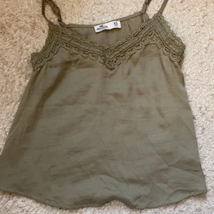 Grönt linne - Ett gulligt linne från Hollister i fint satinmaterial och en fin olivgrön färg💚