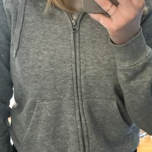 Jättefin grå zip hoodie i storlek S. Den är sparsamt använd!!⚡️Säljs pga att den inte kommer till användning. Skriv privat för frågor eller om fler bilder önskas! 75kr+frakt⚡️