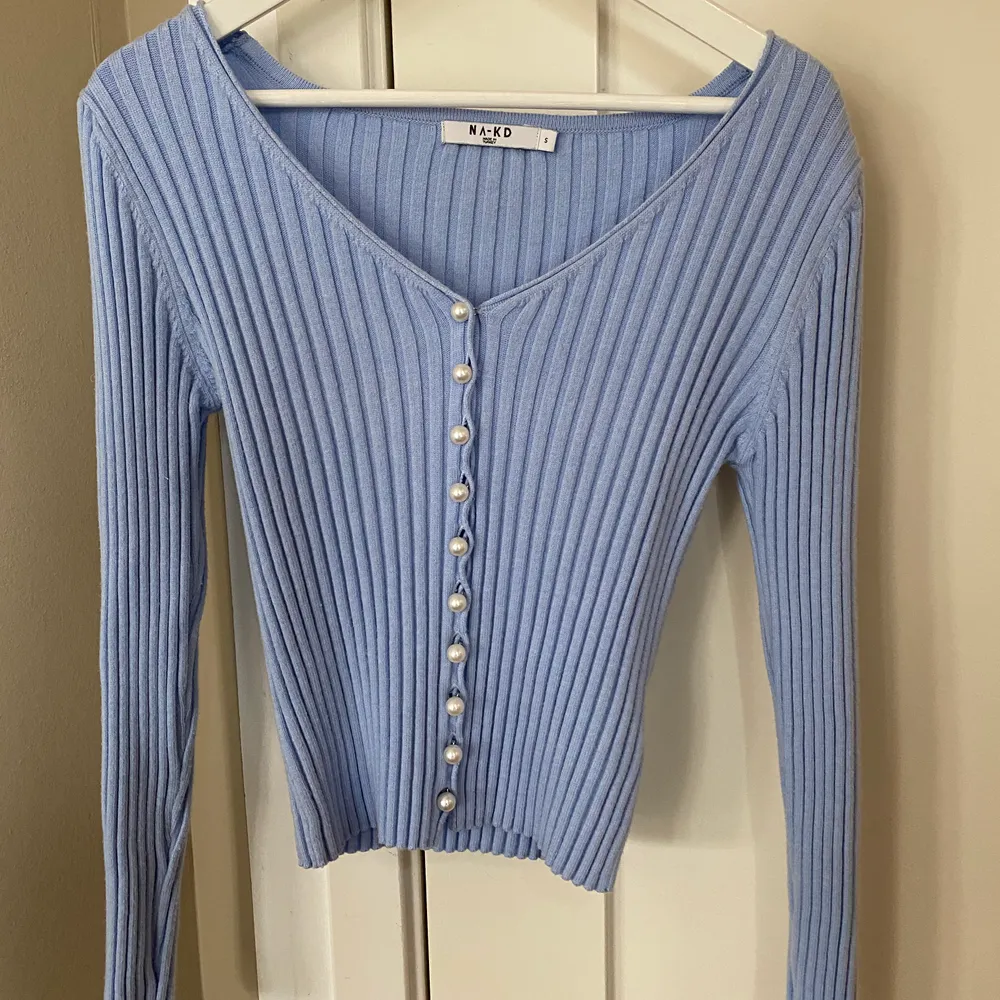 Säljer denna fina tröjan då den aldrig kommer till användning, köparen står för frakten.. Tröjor & Koftor.