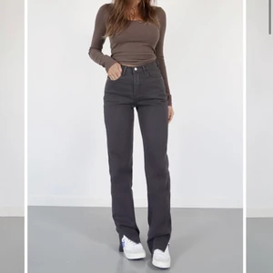 Lexi jeans- gråbrun stl s - Säljer dessa jeansen på grund av för små. Dem är aldrig använda och är i stl S. Nypris 630kr säljer nu för 500kr, kan gå ner lite i pris. 