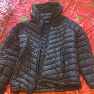 Jacka  - Säljer min super fina PeakPerformans jacka i storlek S. Har haft den i fåtal gånger men är som ny. Säljs för 1500