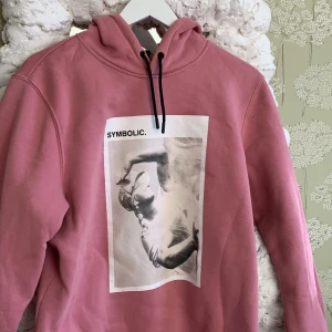 Hoodie - Lite längre hoodie från HM:s herravdelning men som funkar oversize! Hit me up om ni undrar något!