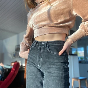 Croppad  mjukiströja i rosaaktigt sammetstyg - Mjukt och bekvämt tyg, som passar perfekt på myskväll, middag eller som på en vanlig vardag:)