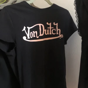 Von dutch t-shirt  - Nästan helt oanvänd von dutch t-shirt, köpt från ASOS<3 skriv för frågor eller mer bilder☺️ ( frakt ingår ej) 