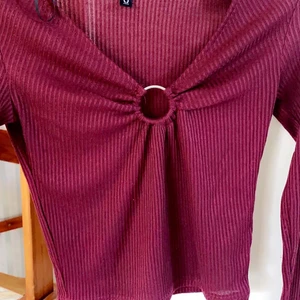 Vin röd tröja  - Nästan oanvänd och i jätte bra skick