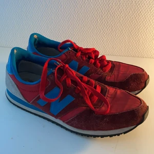 New balance sneakers  - Sneakers från new balance, använda med fortfarande i schysst skick. Vad jag vet finns inte denna färg kvar, de är en äldre modell. Super snygga och sköna. Skon är i storlek 40 men jag skulle säga att de är mindre och mer en 39, vilket jag vanligtvis har i skor. 