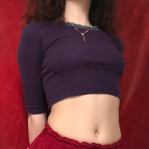 lila tröja - söt liten lila magtröja med små hjärtan i tyget och spets runt halsrigningen, trevligt material, funkar med det mesta!💖🌺🍒(kan mötas upp i malmö-lund-regionen, annars tillkommer frakt🦝)