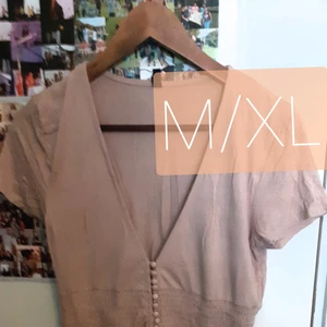 M/XL. BEIGE- Tröja. - Endast använd en gång. Säljes, 21 SEK, 70% avdrag från inköpspriset: 70 SEK. FINNS att hämta I Norrköping