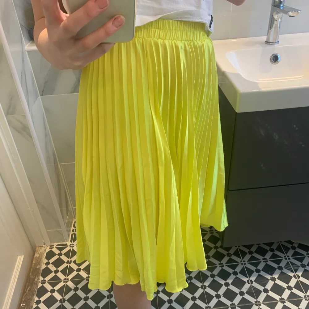 As najs och skön gul plisserad kjol från bok bok! Använd cirka 2-3 gånger, nyskick skulle jag säga. Luftig och snygg, passar nu till sommaren!💕. Kjolar.