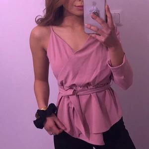 Offshoulder topp från NA-KD - Säljer jättesnygg offshoulder från NA-KD. Stlr: 34. Använt endast 1 gång. 