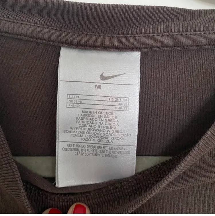 Superfin unik brun Nike tröja som är i toppskick, skriv om ni har några frågor! Frakt tillkommer | Budgivning i kommentarsfältet KÖP DIREKT FÖR 300. T-shirts.