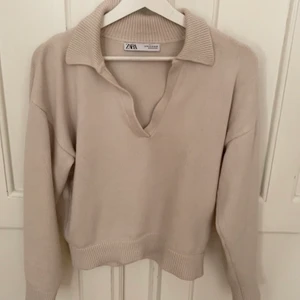Zara beige stickad tröja med krage  - Fin stickad tröja med krage från zara. Helt slutsåld på hemsidan.                                                                      Används tyvär inte längre av mig, därav säljer jag den. Använt skick, inga synliga skador.                                         Storlek M men skulle säga att den sitter mer som en S. Beror också på hur man vill att den ska sitta.                           Hör av er vid frågor/ intresse🤍.                                                 Bud på 310kr.                                                                        Budgivningen avslutas 29/3 
