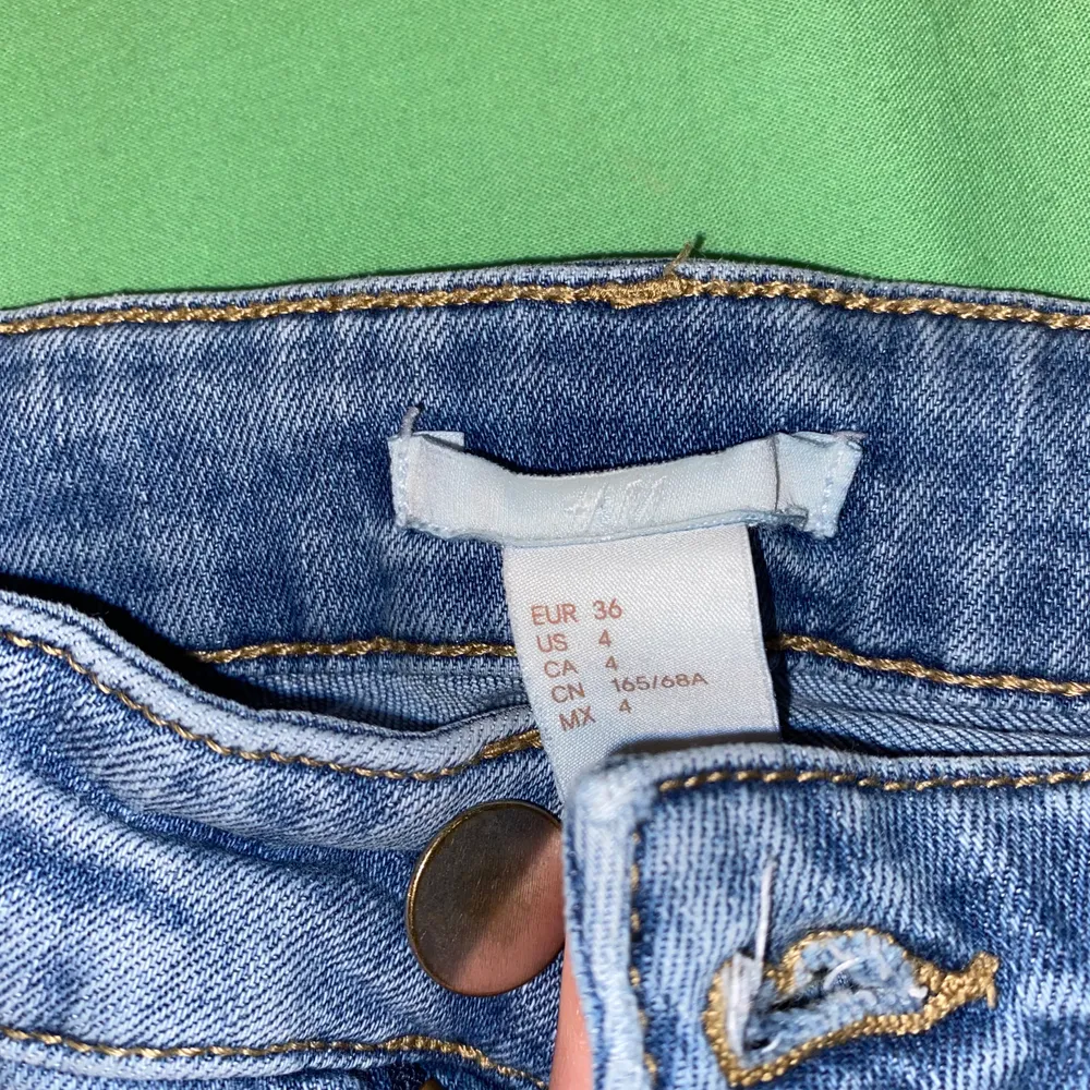 Blå jeans från H&M i storlek 36. De är normal waist och är inte skinny. Knappt använda. Kan frakta eller möts i Malmö. . Jeans & Byxor.