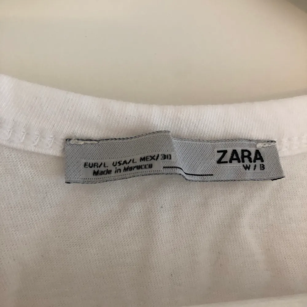 T-shirt från Zara i storlek L. Påsytt tryck på framsidan ✨. T-shirts.