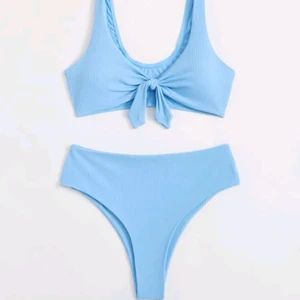 Blå bikini - Aldrig använd, köpt från shein för 119 kr men den passade inte riktigt mig så säljer den vidare istället! Storlek M men är liten i storleken så passar en S/M skulle jag säga 😊💞