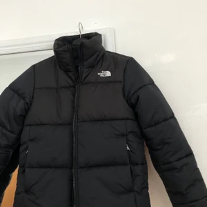 The North Face jacka - Svart The north face jacka i modellen saikuru.             Köpt för 2249kr säljer för 1500. Helt oanvänd🖤🖤 Kan mötas upp om du bor i Halland