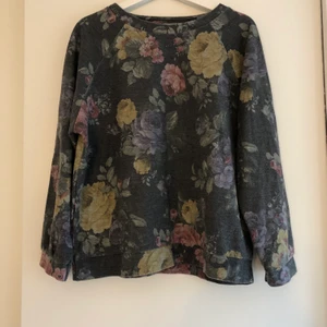 Sweatshirt Pins & Needles - Sweatshirt från Pins & Needles i storlek L. Det finns lite ställen som är ’upprivna’ men det syns väldigt lite, syns på sista bilden.