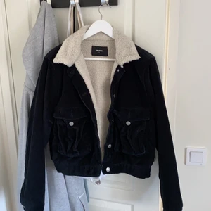 jacka i L - säljer min svarta bikbok jacka. Den är i L men skulle mer säga att den sitter som M. Mer bilder privat