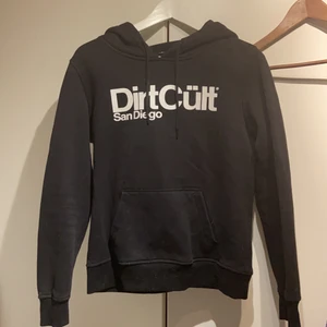 Dirtcült dam, storlek M - En svart dirtcült tröja med vit text. Skriv för intessse!  köparen betalar frakten. 