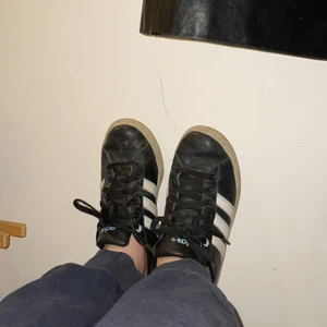 Adidas sneakers - Vintage adidas sneakers med blåa detaljer. Går att rengöra annars bra skick:)