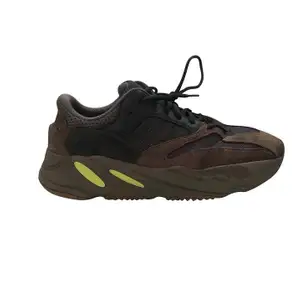 Yeezy 700 ”Mauve”  PRE-OWNED 44 2/3 1799kr NOW AVAILABLE ONLINE - Restocked.se