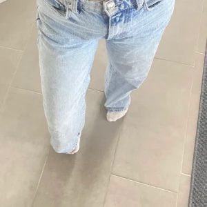 Vida Jeans - Jeans köpta här på Plick men var tyvärr för stora för mig, jag har bara testat dom och personen innan mig hade aldrig använt dom, lånade bilder, 200kr inkl frakt