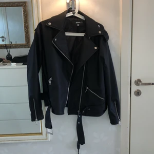 Skinnjacka  - Säljer denna skit snygga skinnjacka som är helt oanvänd. Säljer den just på grund utav att jag kände att det inte riktigt är min stil. Kunden står för frakten 