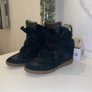 Isabel Marant  - Hej, säljer nu mina isabel marant skor som jag inte använder längre. Jättefint skick, nästan som nya. Passar storlek 37/38. Nypris ca 4500kr men säljer för 1400kr💞🌸  