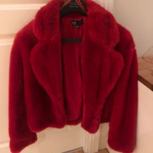 Zara jacka - Säljer min fina Zara jacka som inte längre kommer till användning. Storlek S men passar säkert XS också. Kan mötas upp i Sollentuna annars står köparen för frakt.