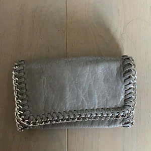 Tiamo väska - Säljer denna ursnygga Tiamo väska. Skriv i DM för mer information och fler bilder. Ordinarie pris 450kr, priset kan diskuteras! Dm fler bilder, information