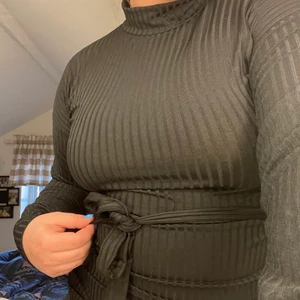 Svart ribbad klänning - Svart ribbad klänning från boohoo. Aldrig använt, har prislappen på.