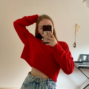 Röd cropped långärmad tröja - Säljer min cropped tröja köpt från Shein. Använd ett fåtal gånger då jag inte trivs i röd.