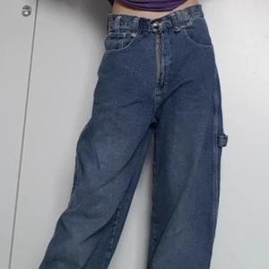 Bolt London jeans  - Köpte dom för något år sedan på Erikshjälpen men aldrig används av mig, lite konstiga sömmar i skrevet, jag har 27 runt midjan och dom passar bra i längden med (Jag är 175) dom har två extra fickor på vänstra benet. FRAKT BETALAS AV KÖPAREN